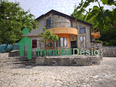Foto Villa unifamiliare a Potenza Centro di 132 m² con 6 locali in vendita