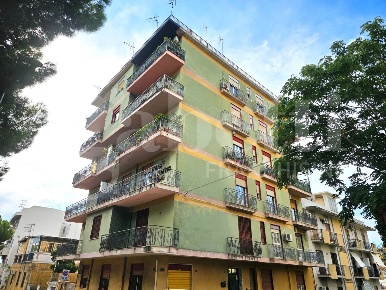 Foto Appartamento in Via Cola Camuglia 8, Messina di 140 m² con 5 locali