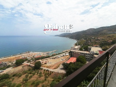 Foto Appartamento a Santo Stefano di Camastra di 149 m² con 5 locali