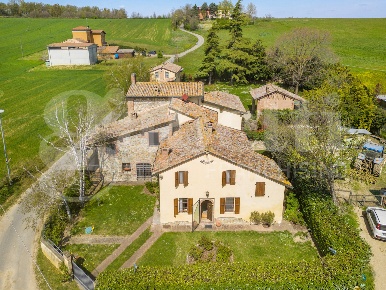 Foto Rustico in Strada della Manica, Alseno di 562 m² con 20 locali