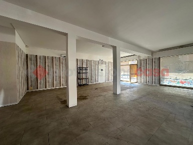 Foto Negozio a Arezzo Catona di 160 m² con 2 locali in affitto