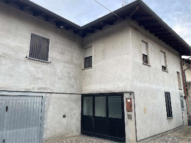 Foto Appartamento a Taino di 160 m² con 8 locali in vendita