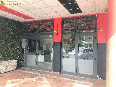 Foto Negozio a Sassuolo di 170 m² con 3 locali in affitto