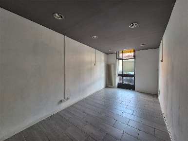 Foto Negozio in Via Varesina, Como Camerlata - Rebbio di 40 m² con 2 locali