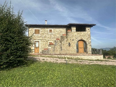 Foto Rustico a Gubbio di 580 m² con 12 locali in vendita