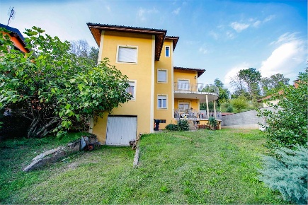 Foto Villa unifamiliare in Via Commenda 26, Volpiano di 233 m² con 6 locali