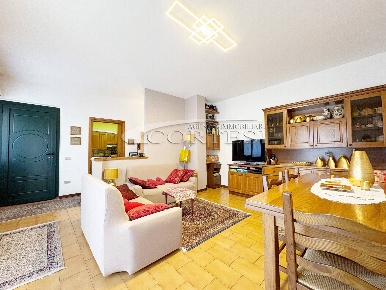 Foto Appartamento a Monte Porzio di 100 m² con 5 locali in vendita