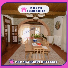 Foto Casa indipendente a Arezzo di 350 m² con 3 locali in vendita