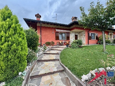 Foto Villa bifamiliare a Mornico al Serio di 247 m² con 5 locali in vendita