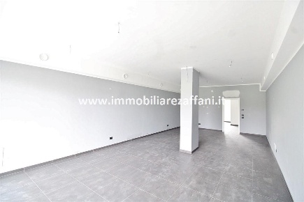 Foto Negozio in via Toti, Canegrate di 100 m² con 2 locali in vendita