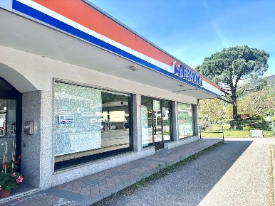 Foto Negozio in via provinciale 8, Cuveglio Centro di 130 m² con 2 locali