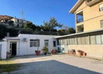 Foto Magazzino in Via Giovanni XXIII, Fermo Capodarco di 191 m² in vendita