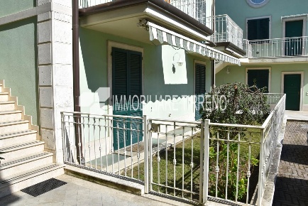 Foto Appartamento a Massa Marina di Massa Centro di 100 m² con 6 locali