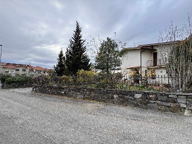 Foto Villa bifamiliare a Pelago Centro di 150 m² con 7 locali in vendita
