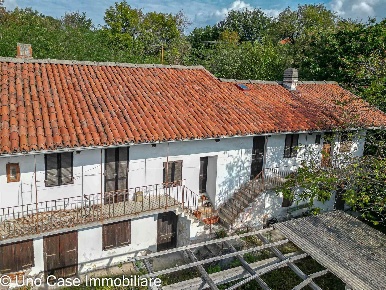 Foto Casa indipendente in Via Saudino  24, Ivrea di 293 m² con 13 locali