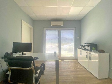 Foto Ufficio in Via dell'Industria, Cecina di 42 m² con 3 locali in vendita