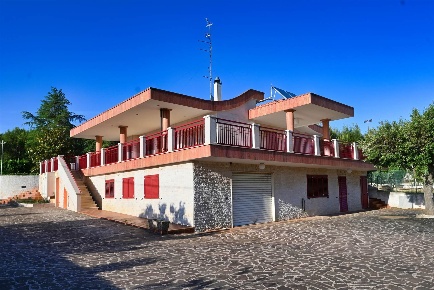 Foto Villa unifamiliare a Putignano di 210 m² con 8 locali in vendita