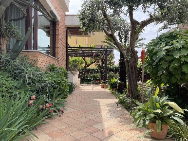 Foto Villa unifamiliare a Santa Maria Capua Vetere di 382 m² con 8 locali