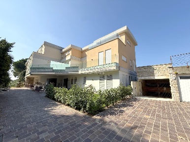 Foto Appartamento in Via Casati, Monticello Brianza Monticello di 240 m²