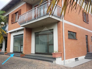 Foto Negozio in Via Strozzacapponi, Perugia di 60 m² con 4 locali