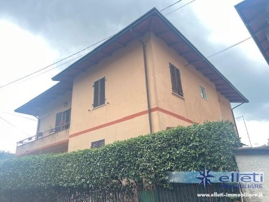 Foto Case semi ndipendenti a Massa Zona Industriale di 140 m² con 9 locali