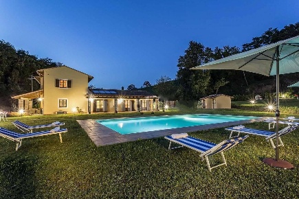 Foto Villa unifamiliare a Lucca Cerasomma di 300 m² con 9 locali in vendita