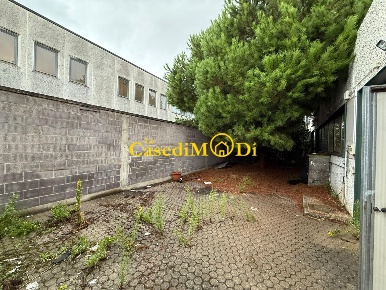 Foto Capannone industriale a Livorno Picchianti di 220 m² con 2 locali