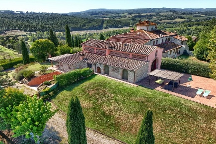 Foto Casale a Gambassi Terme di 310 m² con 10 locali in vendita