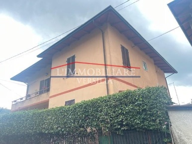Foto Case semi ndipendenti a Massa Zona Industriale di 140 m² con 9 locali