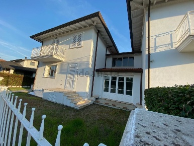 Foto Villa bifamiliare in via pitagora, Camaiore Lido di Camaiore di 180 m²