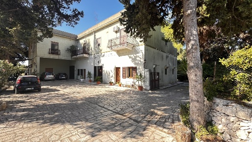 Foto Villa unifamiliare in VIA LAGO DI CAREZZA 10, Taranto di 720 m²