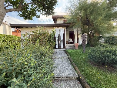 Foto Villa bifamiliare a Zelo Buon Persico Centro di 183 m² con 4 locali