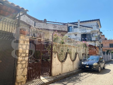 Foto Villa singola in Via Manzoni 23, Teverola di 310 m² con 5 locali