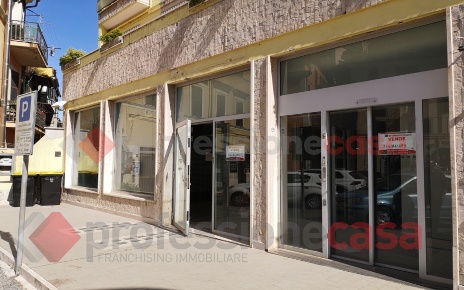 Foto Ufficio in Piazza Paleario 6, Frosinone Centro di 415 m² in vendita
