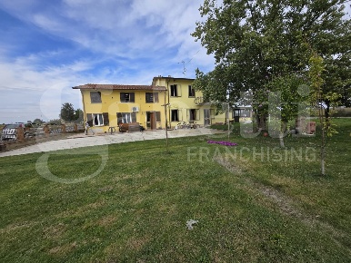Foto Villa singola in Via corno 40, Melara di 400 m² con 14 locali