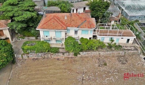 Foto Villa unifamiliare in Via Gabriele D'Annunzio 83, Sanremo di 350 m²