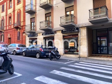 Foto Locale commerciale a Cagliari Stampace di 330 m² con 2 locali