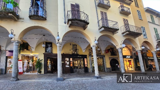 Foto Negozio in Via Fratelli Rosselli, Novara Centro Storico di 80 m²