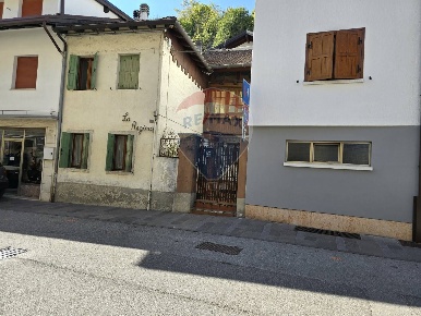 Foto Casa indipendente in Via Roma, Lamon Centro di 110 m² con 8 locali