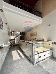 Foto Locale commerciale in viale luigi cadorna, Siracusa di 70 m²