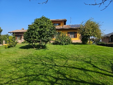 Foto Villa singola in VIA ROMANA, Oleggio di 273 m² con 6 locali in vendita