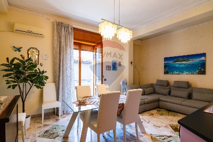 Foto Appartamento in Via Cavour, Misterbianco Centro di 125 m² con 6 locali