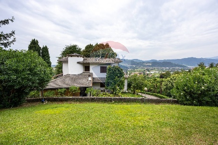 Foto Villa singola in Via Dante Alighieri, Capriolo di 274 m² con 7 locali