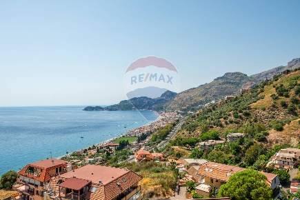 Foto Appartamento in Via Sillemi, Letojanni di 110 m² con 4 locali