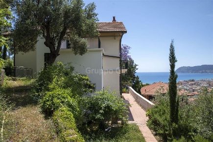 Foto Villa unifamiliare a Alassio di 230 m² con 9 locali in vendita