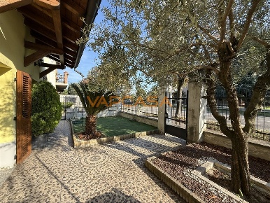 Foto Casa indipendente in Viale Europa Unita, Caravaggio Centro di 193 m²