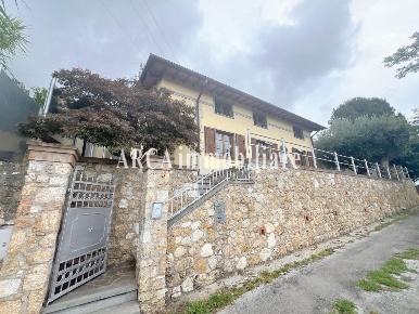 Foto Villa unifamiliare a Pietrasanta di 179 m² con 8 locali in vendita
