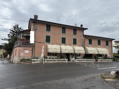 Foto Locale commerciale a Massarosa Piano di Mommio di 610 m² con 4 locali