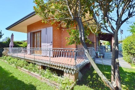 Foto Villa unifamiliare a Forte dei Marmi Centro di 150 m² con 11 locali