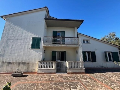 Foto Casa indipendente a Palaia Forcoli di 193 m² con 10 locali in vendita